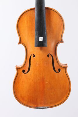 un vieux violon avec un archet accroché à son dos