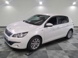 la voiture blanche est garée dans le garage sur le sol en damier