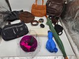 de nombreux sacs et sacs à main posés par terre
