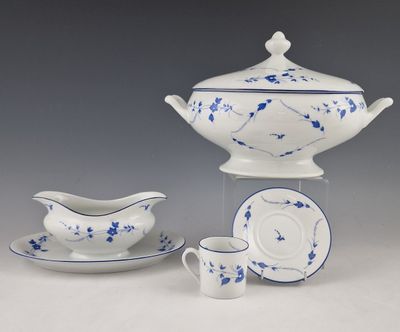 un service en porcelaine bleue et blanche comprenant une soucoupe, une tasse, une soucoupe et une soucoupe