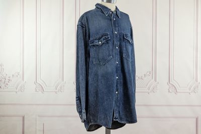 une photo d'une chemise en jean posée sur un présentoir pour mannequin