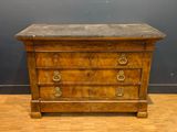 une vieille commode en bois avec un plateau en marbre, posée sur un parquet en bois massif