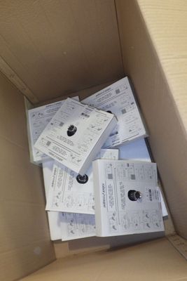 une boîte en carton remplie d'une multitude de papiers et de billets