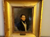 portrait d'un jeune homme en costume noir et chemise blanche