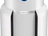 un purificateur d'air blanc posé sur une table blanche
