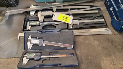 un grand nombre d'outils posés sur une table