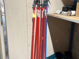 un porte-skis et des bâtons de ski dans une pièce