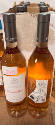 plusieurs bouteilles de vin posées sur une table, à côté d'un carton