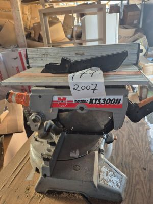 Une scie à onglet électrique WÜRTH Master modèle KTS300N, de…