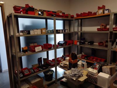 une pièce remplie de boîtes et d'étagères