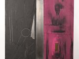 une image représentant un tableau d'un bâtiment rose et noir avec une fenêtre