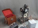 une petite boîte contenant un appareil photo et d'autres objets, posée sur la table