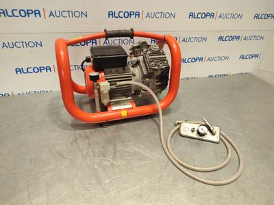 une machine orange à laquelle est raccordé un tuyau