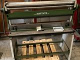 une machine posée sur une palette dans une pièce