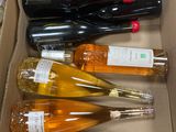plusieurs bouteilles de vin dans une boîte en carton posée sur une table
