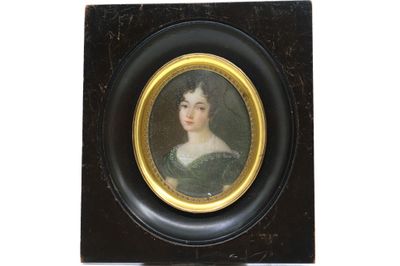 portrait d'une femme en robe verte, dans un cadre noir