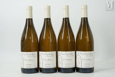 quatre bouteilles de vin sont alignées sur une surface blanche