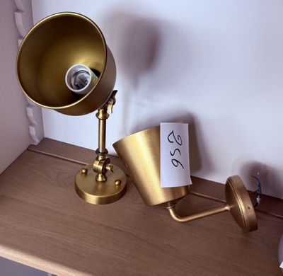 une lampe posée sur un bureau, sur laquelle est posée une note