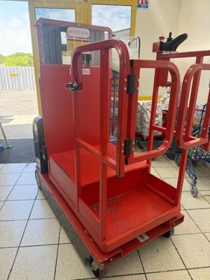un gros plan d'un chariot élévateur rouge garé dans un magasin