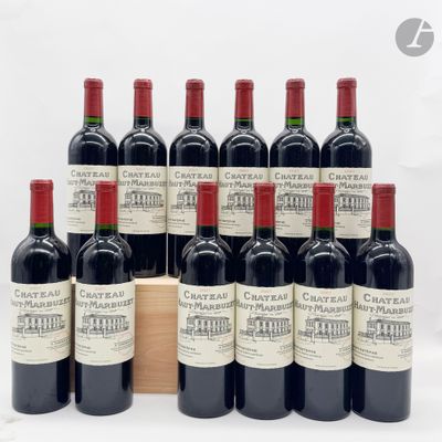un lot de bouteilles de vin posées sur une caisse en bois