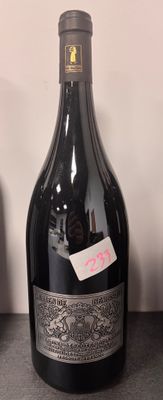 une bouteille de vin posée sur une table à côté d'une bouteille de vin