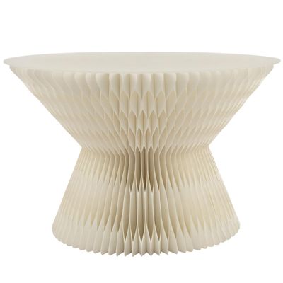 une image représentant une table en papier plié sur fond blanc