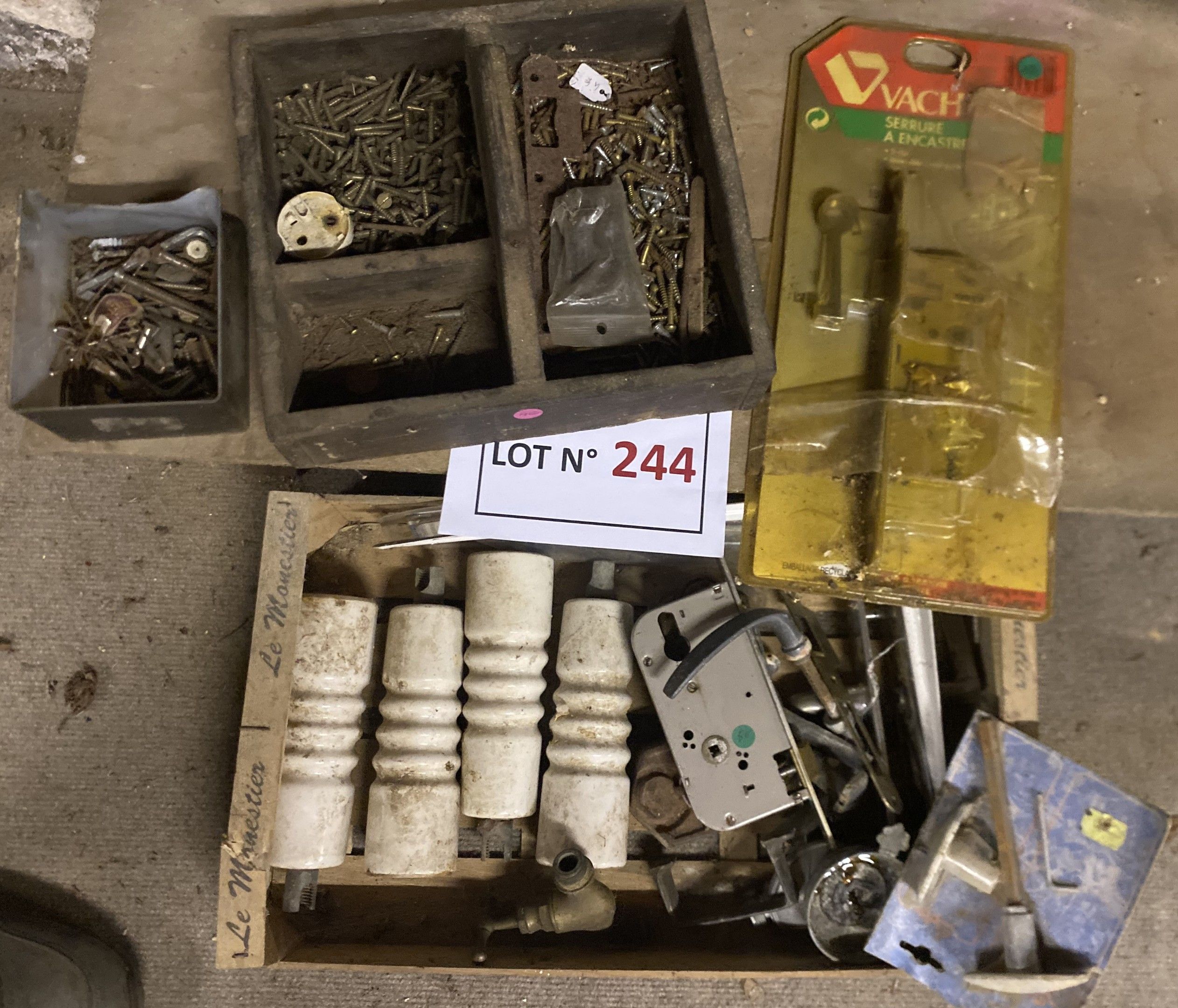 Lot de bricolage avec visseries, serrure, poignées, servante en bois et divers. En l’état grenier. Enlèvement sous qu...