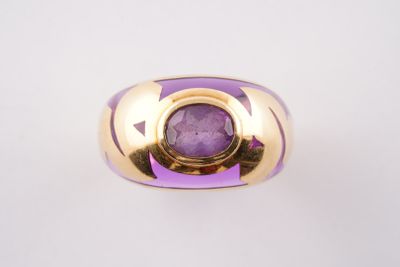 Gros plan sur une bague contenant une pierre violette