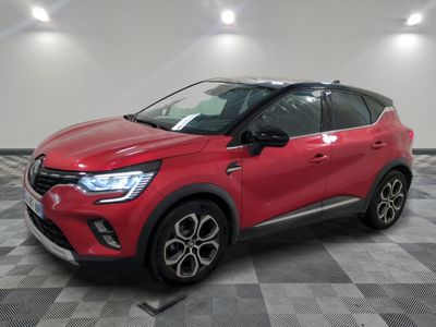 une voiture rouge garée dans un garage au sol en damier