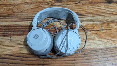 un casque posé sur une table en bois