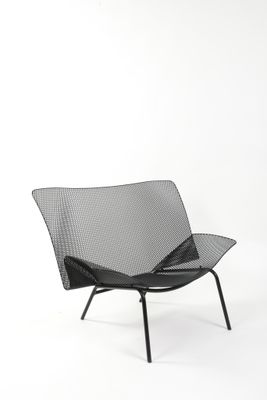 une image représentant une chaise en noir et blanc sur fond blanc