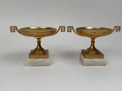 Paire de cassolettes en bronze doré et ciselé à décor feuill…