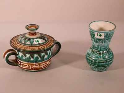 deux vases placés l'un à côté de l'autre sur une table