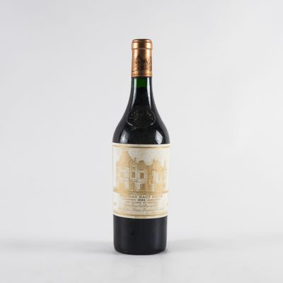 une bouteille de vin posée sur une table blanche