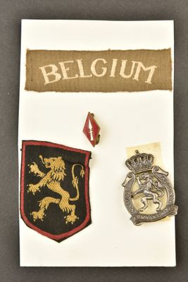 une image représentant un insigne et un insigne posé sur une feuille de papier