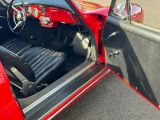 une photo d'une voiture rouge dont la portière est ouverte