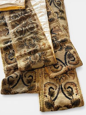 Ensemble de six bandes de tapisseries à décor floral.