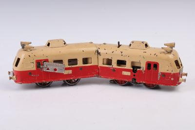 un petit train posé sur une surface blanche