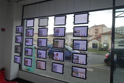 A L'ETUDE : Un lot de panneaux d'affichage (un panneau cassé)