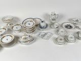 beaucoup d'assiettes, de tasses et de soucoupes sur la table