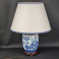 Lampe à poser en porcelaine émaillée bleu blanc à décor de r…