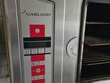 une image d'un four commercial dans une cuisine commerciale