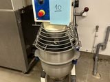 une photo d'un mixeur dans une cuisine, avec une étiquette à l'arrière