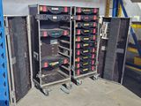 un rack contenant de nombreux types d'appareils électroniques différents