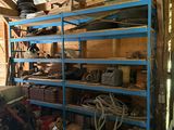 un garage avec beaucoup d'objets sur les étagères