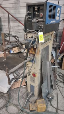 une machine qui trône au milieu d'un tas de ferraille