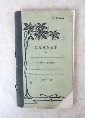 un vieux livre qui a été laissé par terre