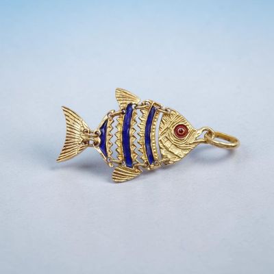 une image représentant un poisson rouge avec des rayures bleues et blanches