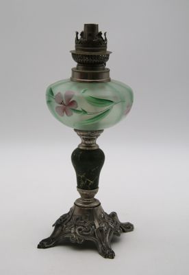 une lampe en verre posée sur une table