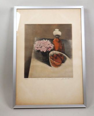 une image représentant un vase avec des fleurs et une corbeille de fruits